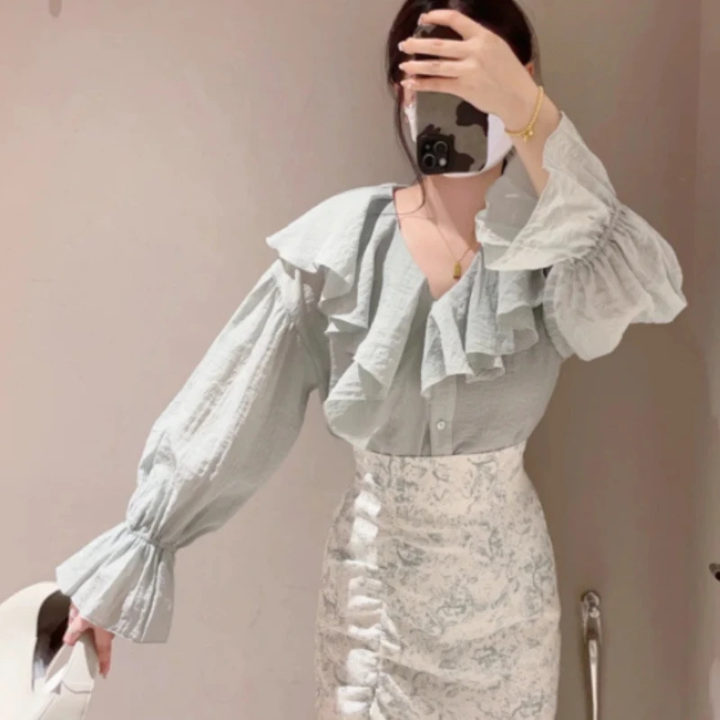 Женская блузка с V-образным вырезом длинным рукавом и воланом