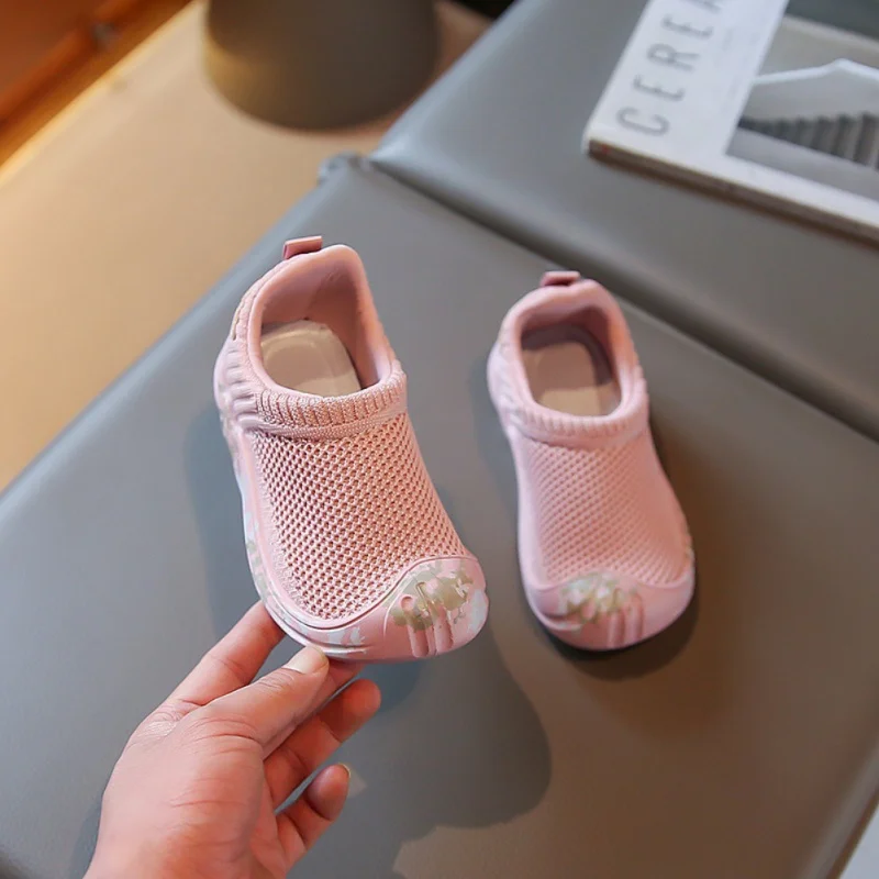 Кроссовки детские из дышащей сетчатой ткани на мягкой подошве