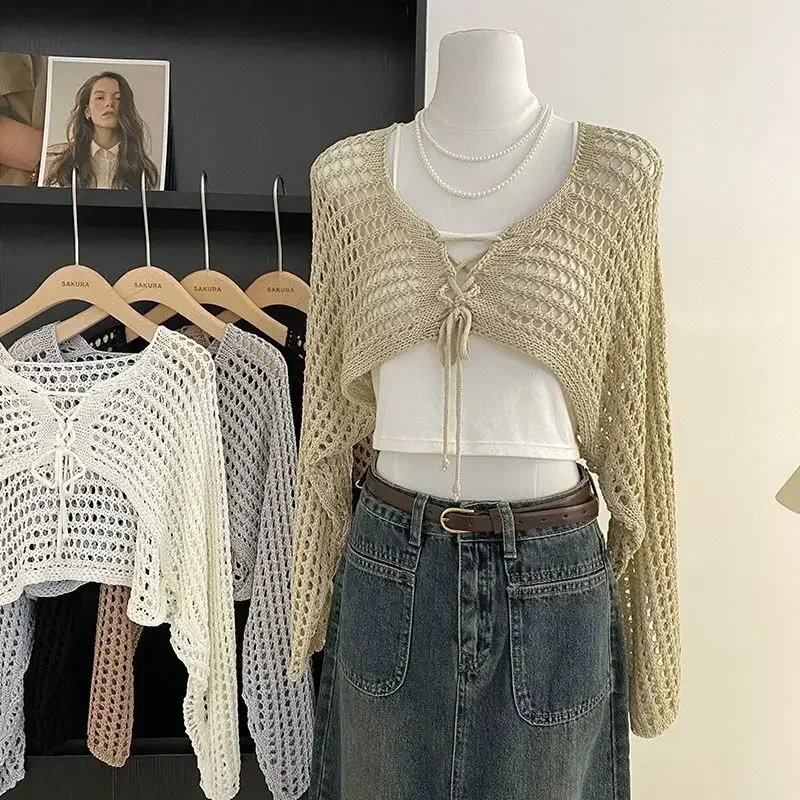 Укороченный топ с кружевной отделкой на одной пуговице и длинными рукавами