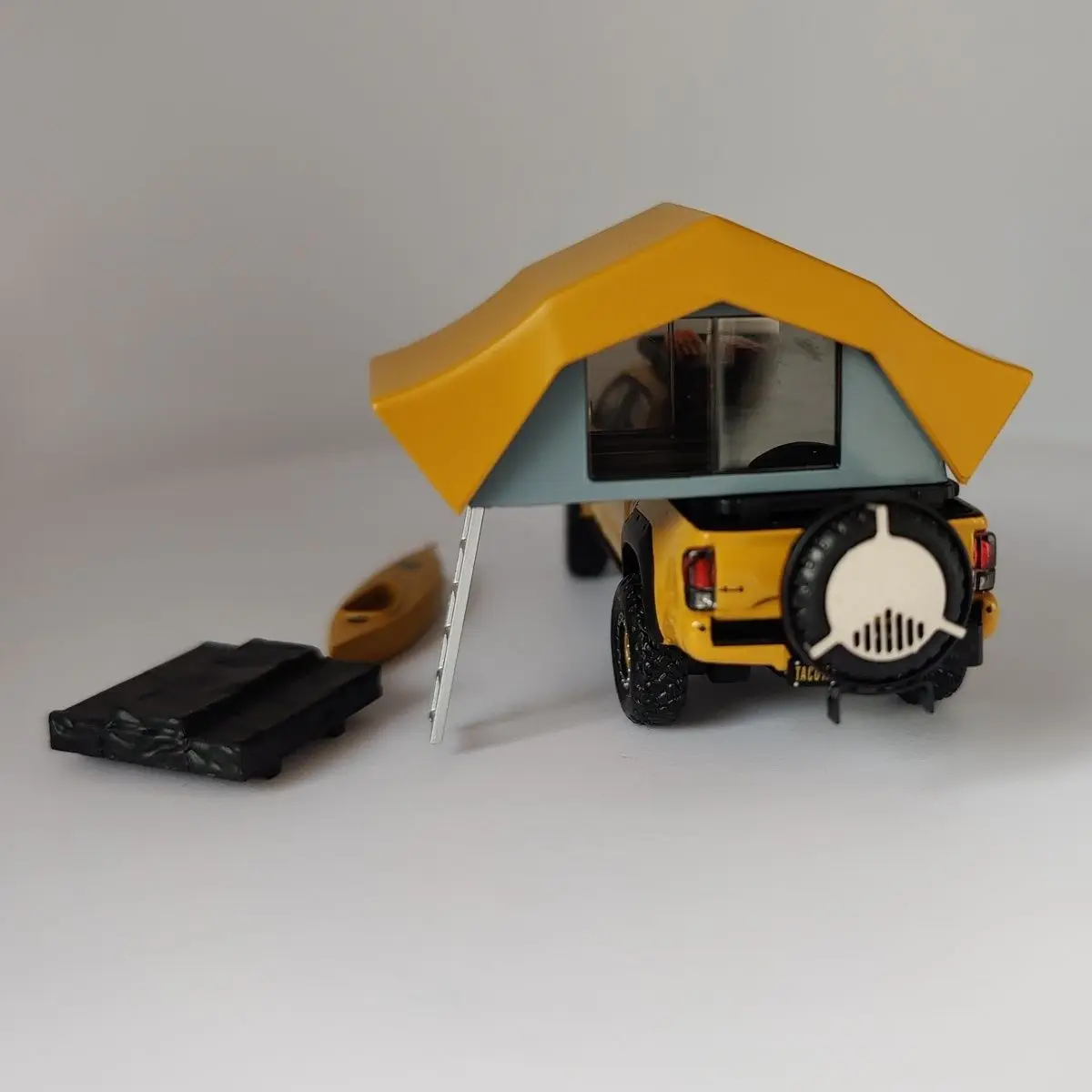 Руль переднего колеса GCD 1:64 для Toyota Tacoma Camel Cup окрашенная небольшая Коллекционная