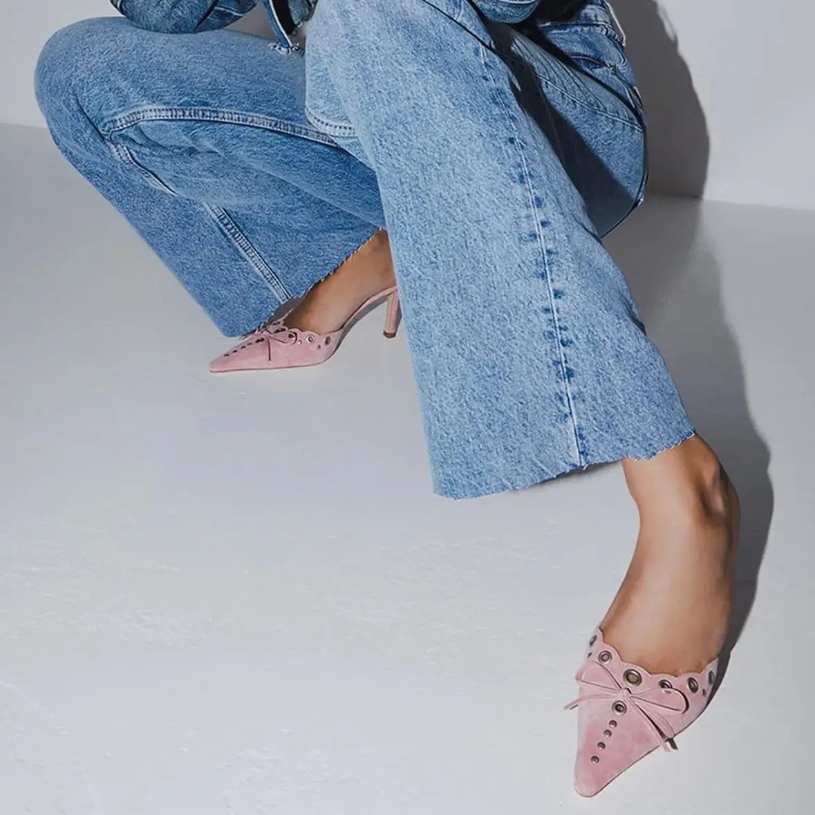 Замшевые туфли без задника на среднем каблуке заостренный носок классические