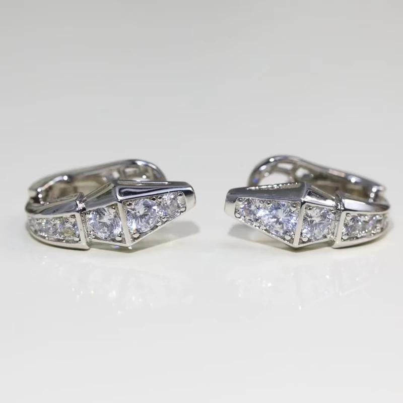 

Серьги в виде змеи из серебра 925 пробы с бриллиантами