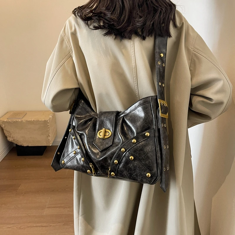 Однотонная сумка на плечо из ПУ кожи с заклепками и молнией