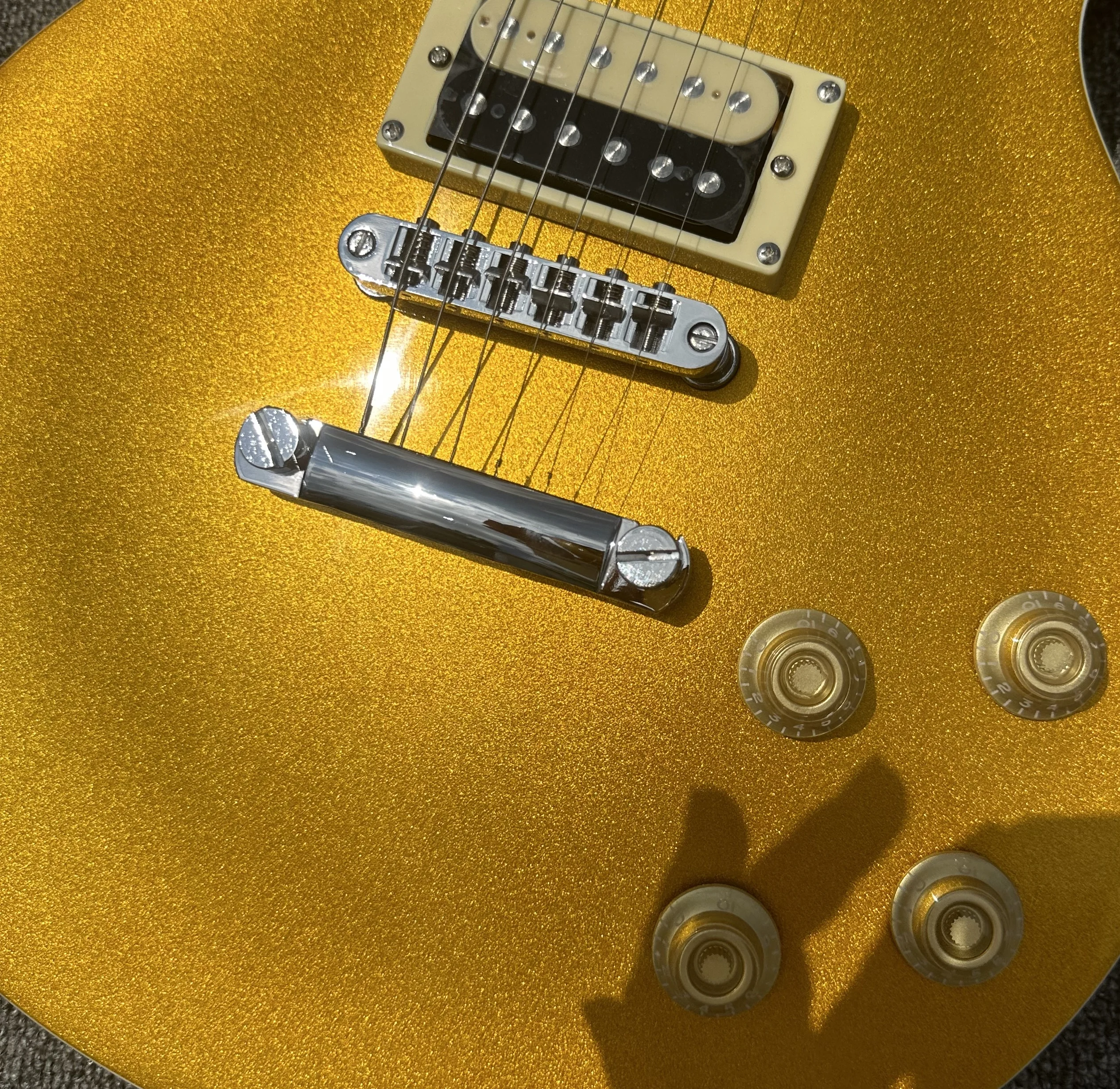 Стандартная электрическая гитара Золотая верхняя часть мини-пикап изготовлена