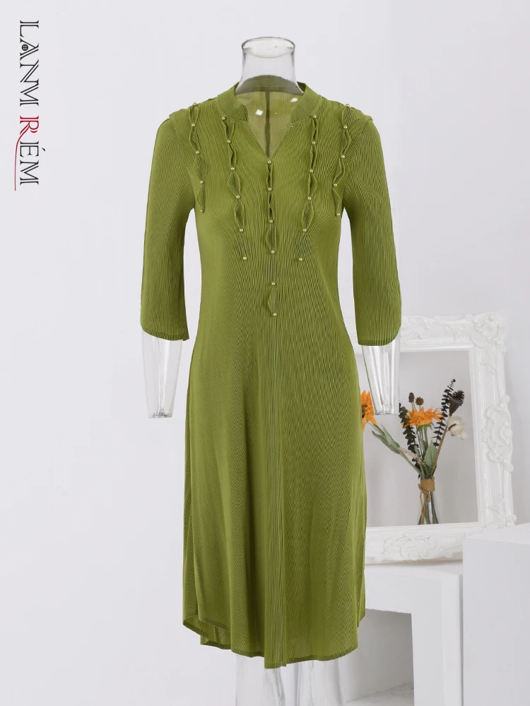 

LANMREM Elegant Party Pleated Dress Women V Neck Pearls Spliced Design Mid Length Dresses Fashion 2024 Spring New 32C390