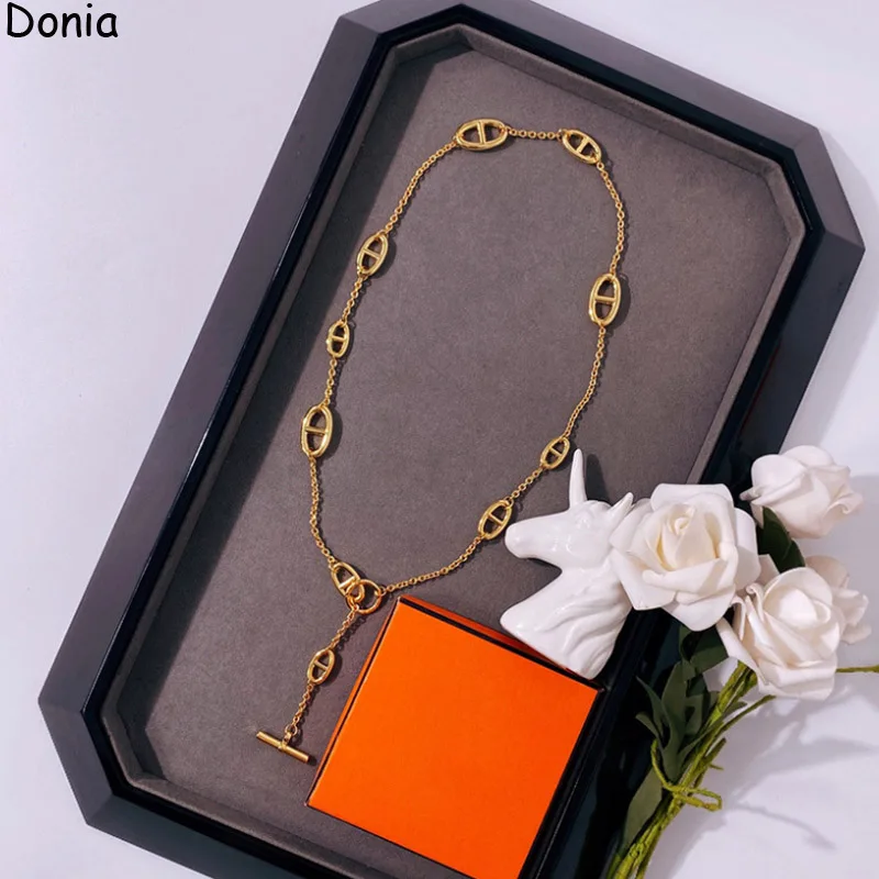 

Donia Jewelry European and American Fashion New Pig Nose Smooth Titanium Luxury Palace Necklace