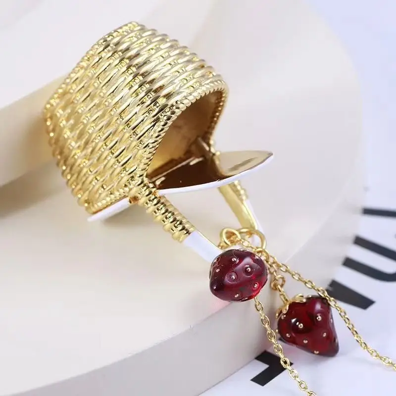 Милая плетеная маленькая цепочка для пикника с эмалированным кулоном в виде ягод