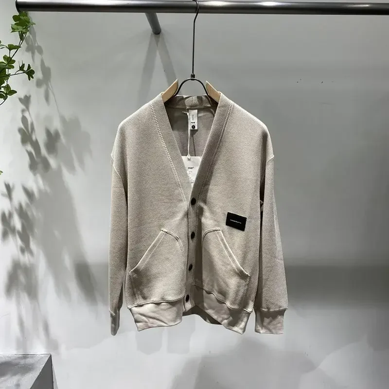 Мужская трикотажная кофта с карманами и V-образным вырезом