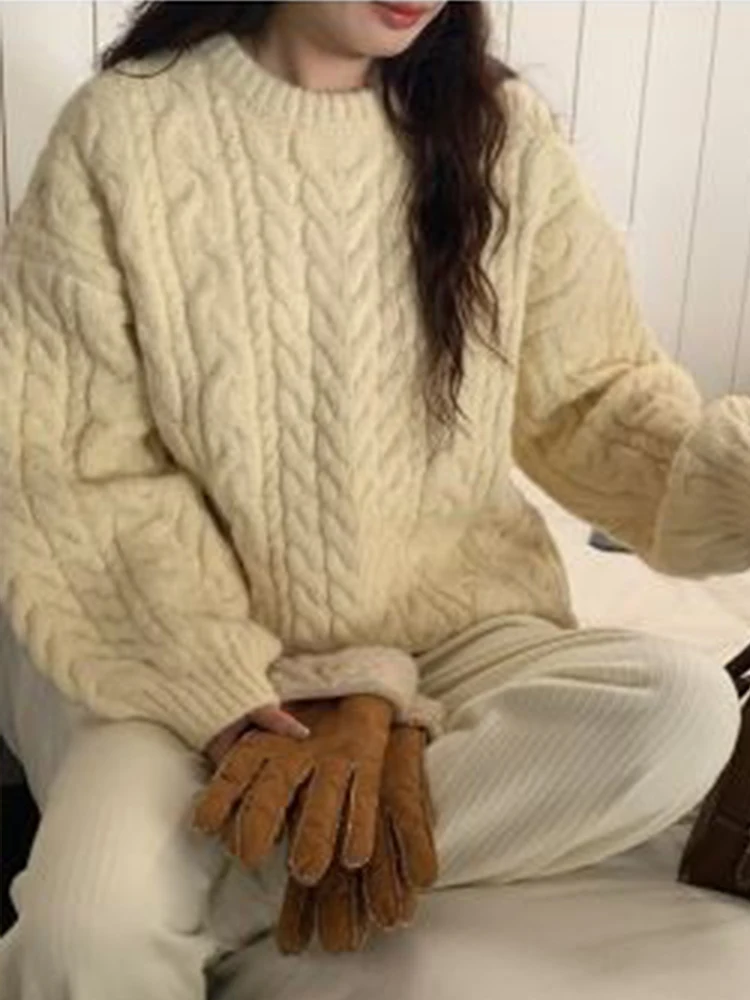 

Свитер вязаный свободного кроя с круглым воротником