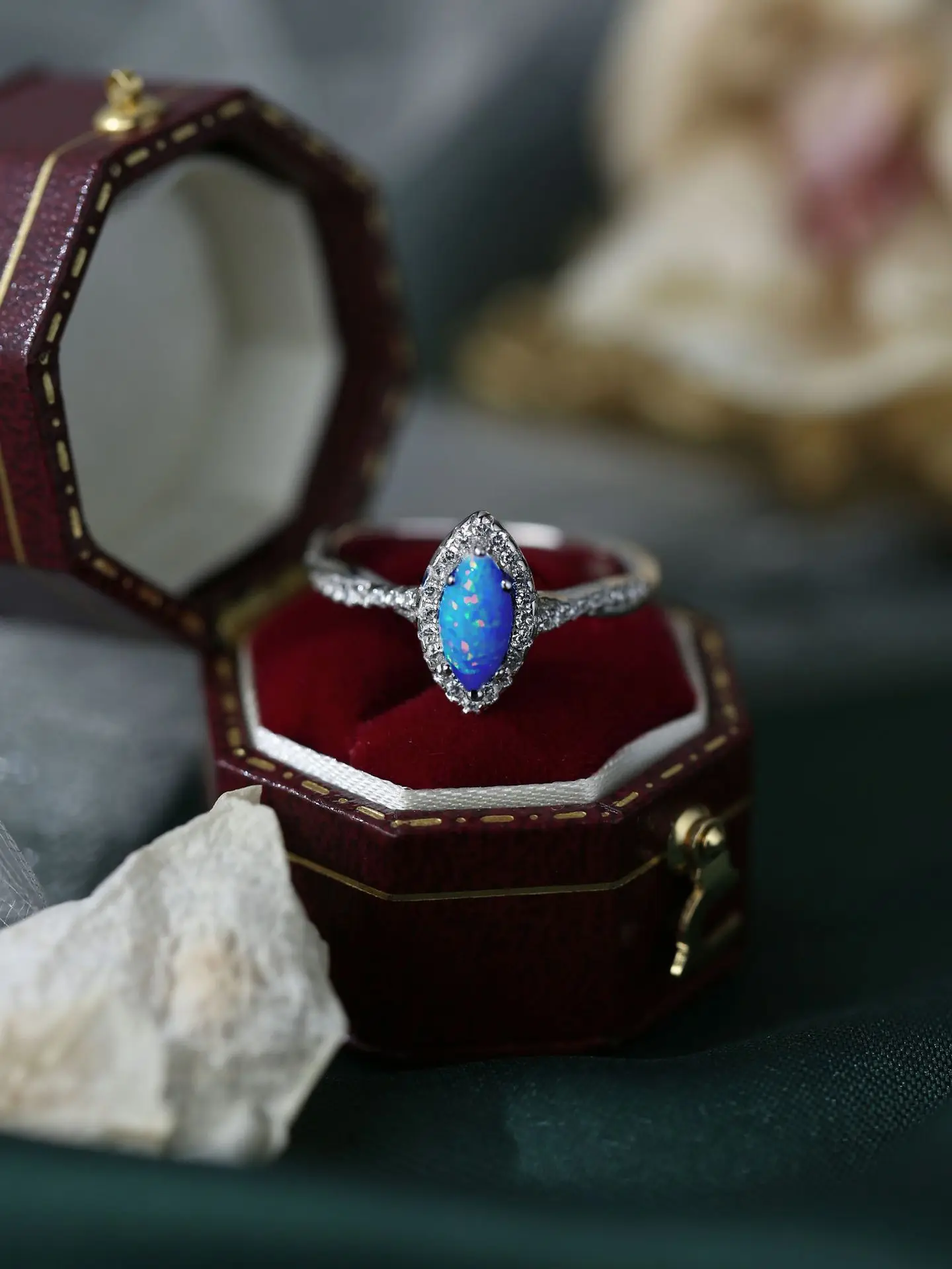 

Женское кольцо из чистого серебра 925 пробы, инкрустированное фианитом и голубым опалом, в изысканном элегантном стиле