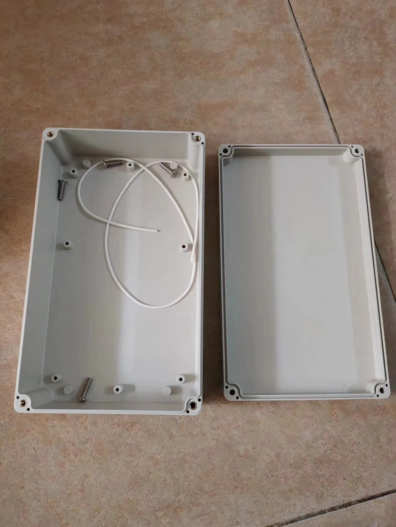 

100 waterproof boxes
