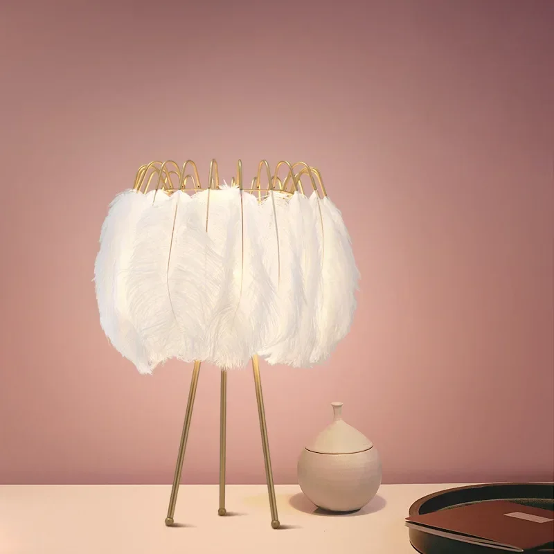Настольная лампа с перьями в скандинавском стиле французская романтическая
