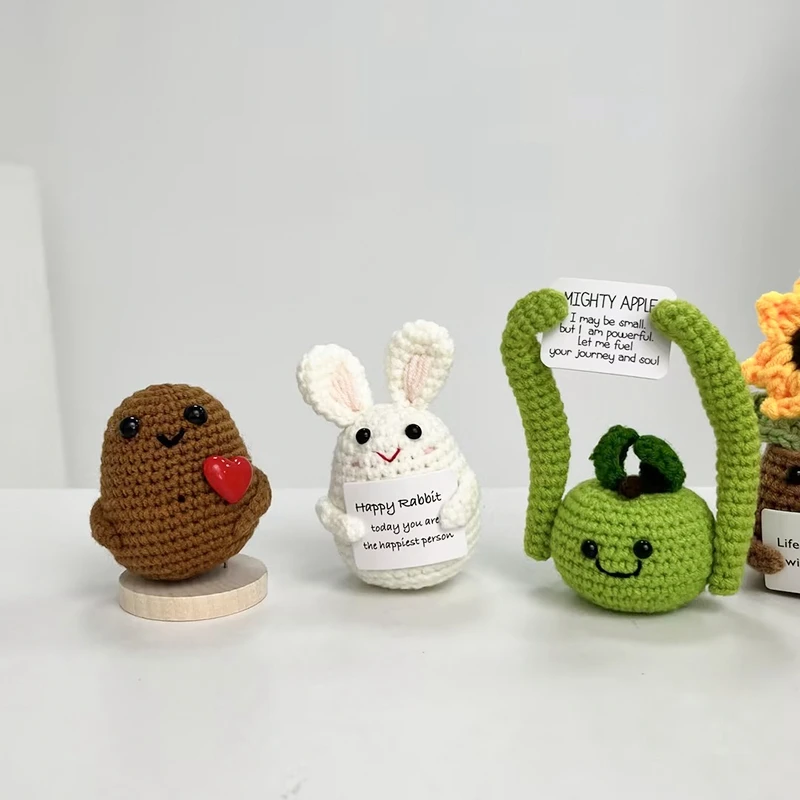 Положительная вязаная крючком энергетическая кукла с фруктами и овощами декор