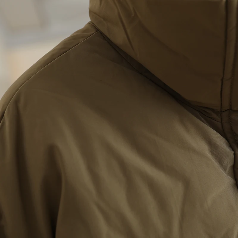 [Текст] Модный пуховик с коротким воротником-стойкой для отдыха и длинными