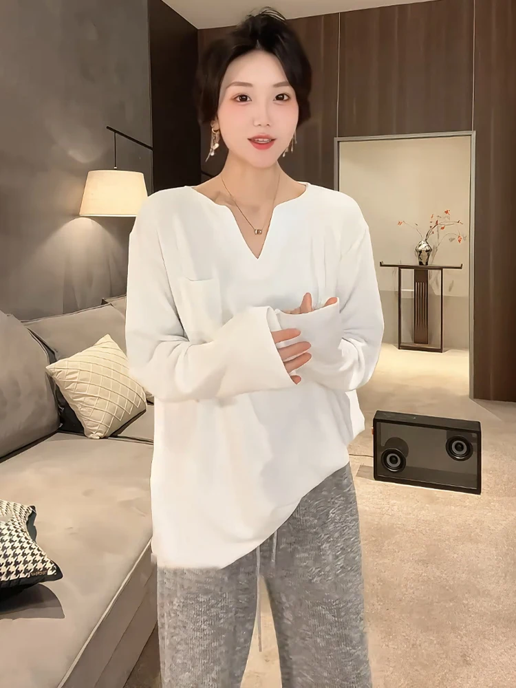 Элегантная свободная белая футболка с длинными рукавами и v-образным вырезом во