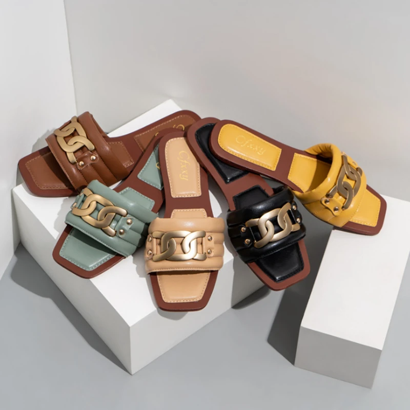 

2022 New Brand Women Slipper Summer Outdoor Flat Heel Beach Slides Fashion Metal Chain Decorated Sandal Ladies Flip Flop Shoes