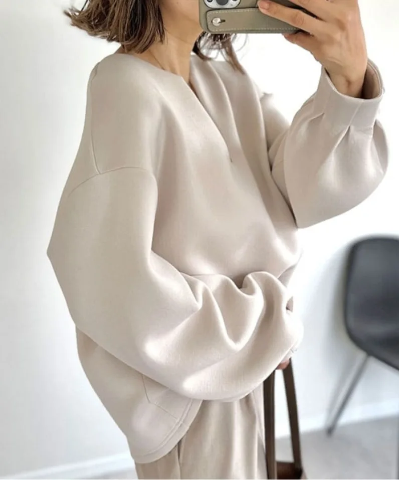 Женская футболка с V-образным вырезом принтом