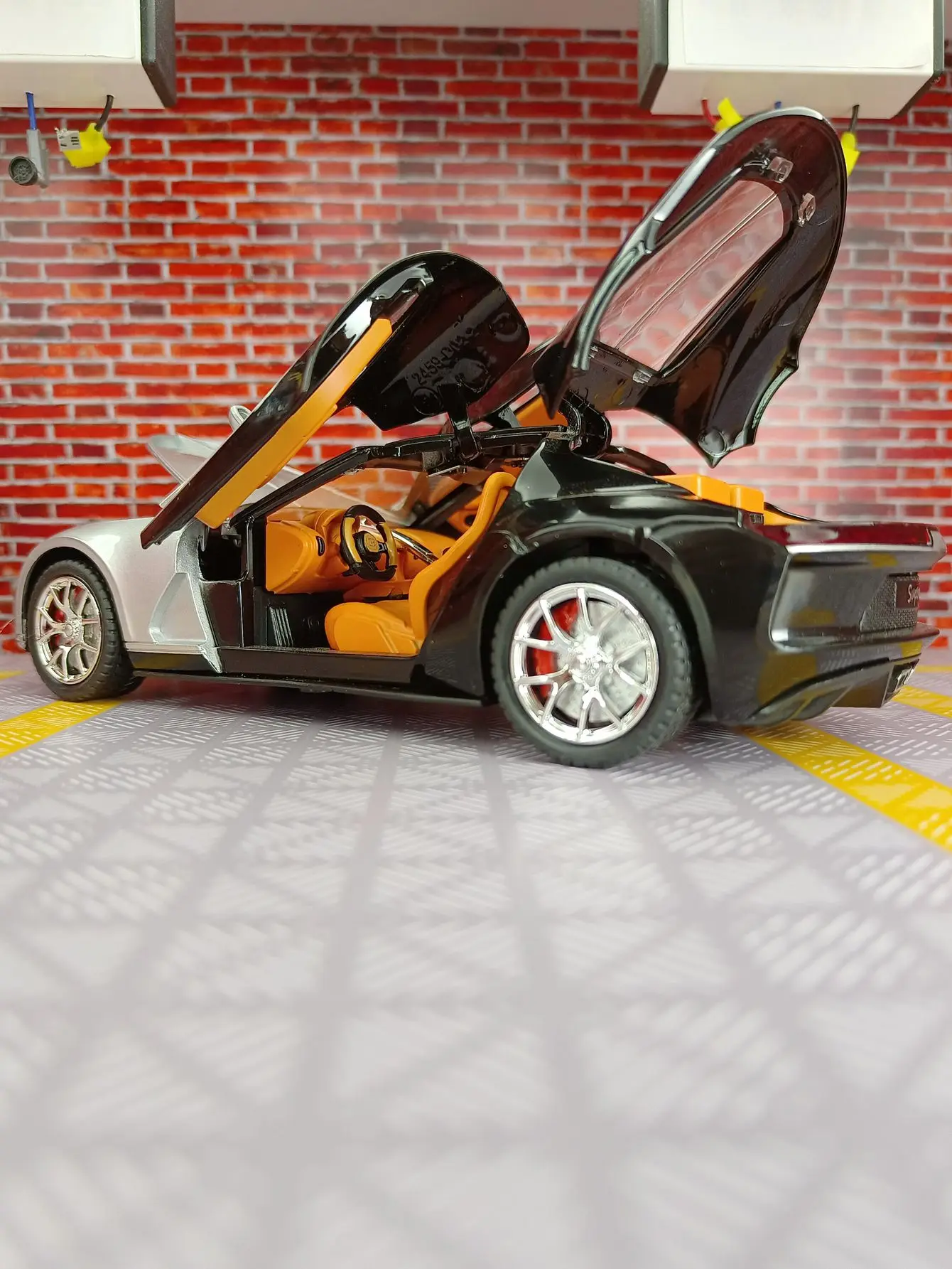 Фото Модель Bugatti Atlantic из сплава металлов в масштабе 1:24, симулирующая звуковые и световые эффекты, богатая деталями, тонкая работа. №4