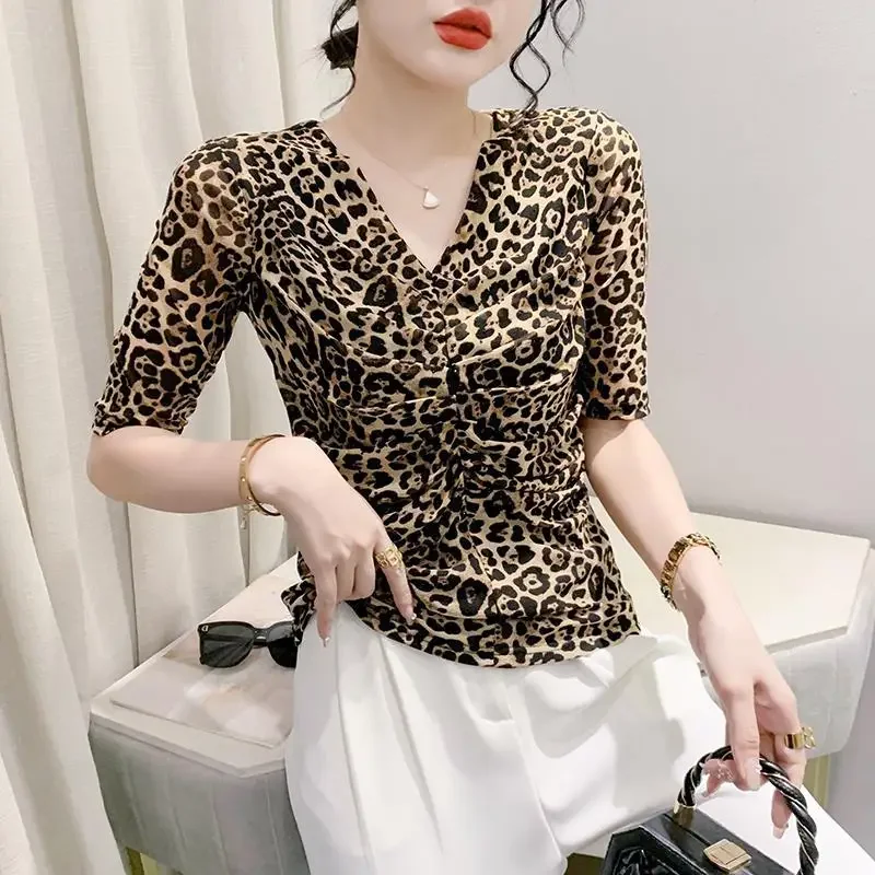 Модная футболка с v-образным вырезом и короткими рукавами принтом лето 2023 новый