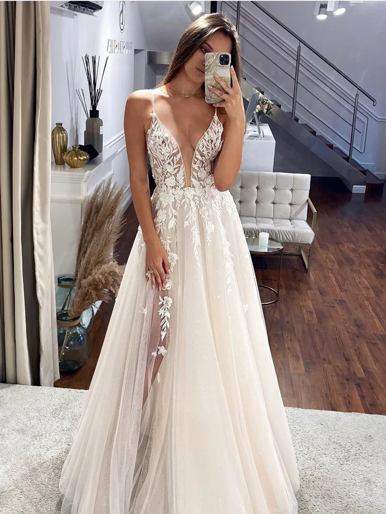 

Spaghetti Strap Deep V Neck Wedding Dress for Bride Lace Appliques Tulle Pleat Gorgeous Bridal Gowns For Women