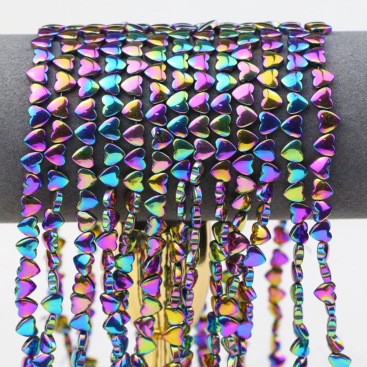 Красочные изогнутые персиковые сердечки с горизонтальным отверстием