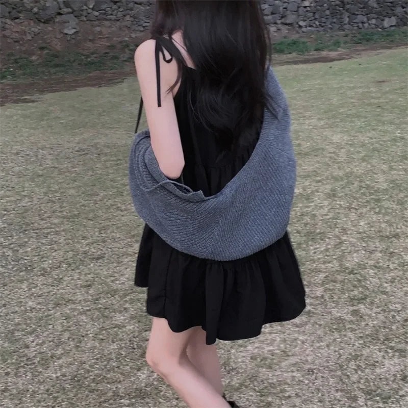 Женское мини-платье на бретельках