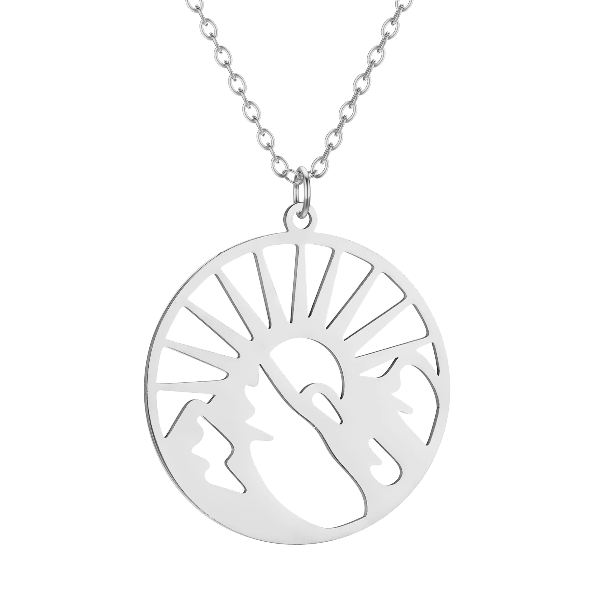 Женское колье с подвеской в виде горного пейзажа