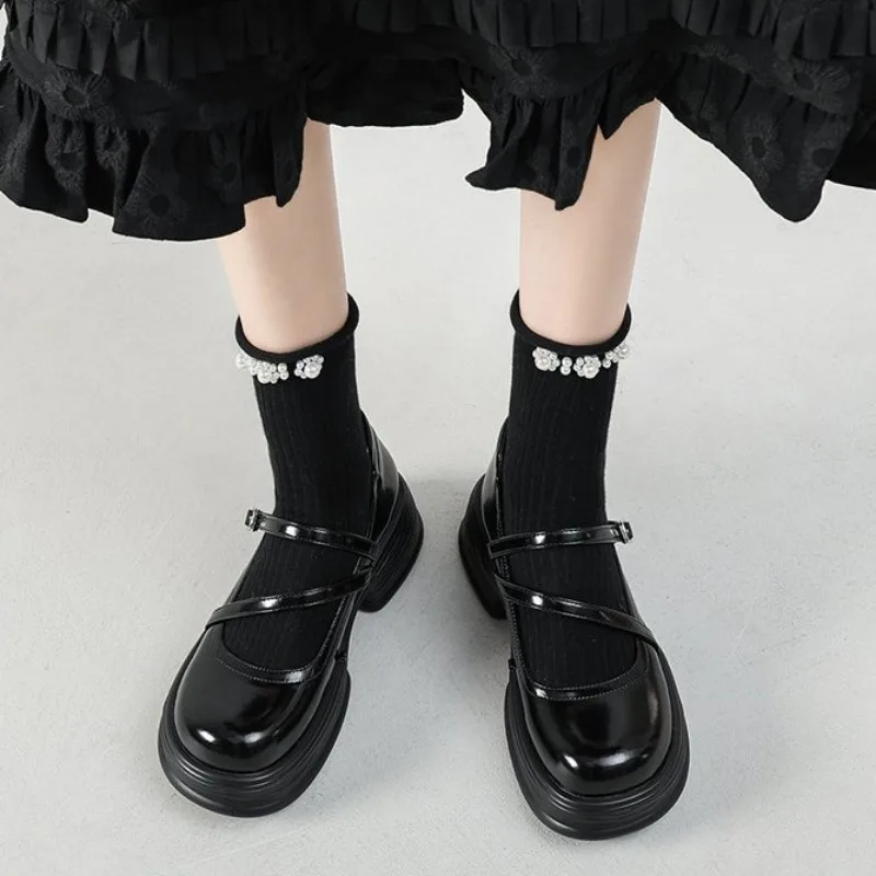 Женские туфли-лодочки из лакированной кожи с двойной пряжкой и ремешком на