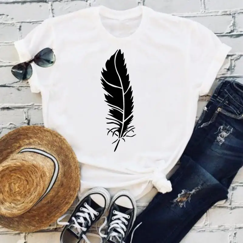 

Футболка женская летняя с коротким рукавом и принтом перьев