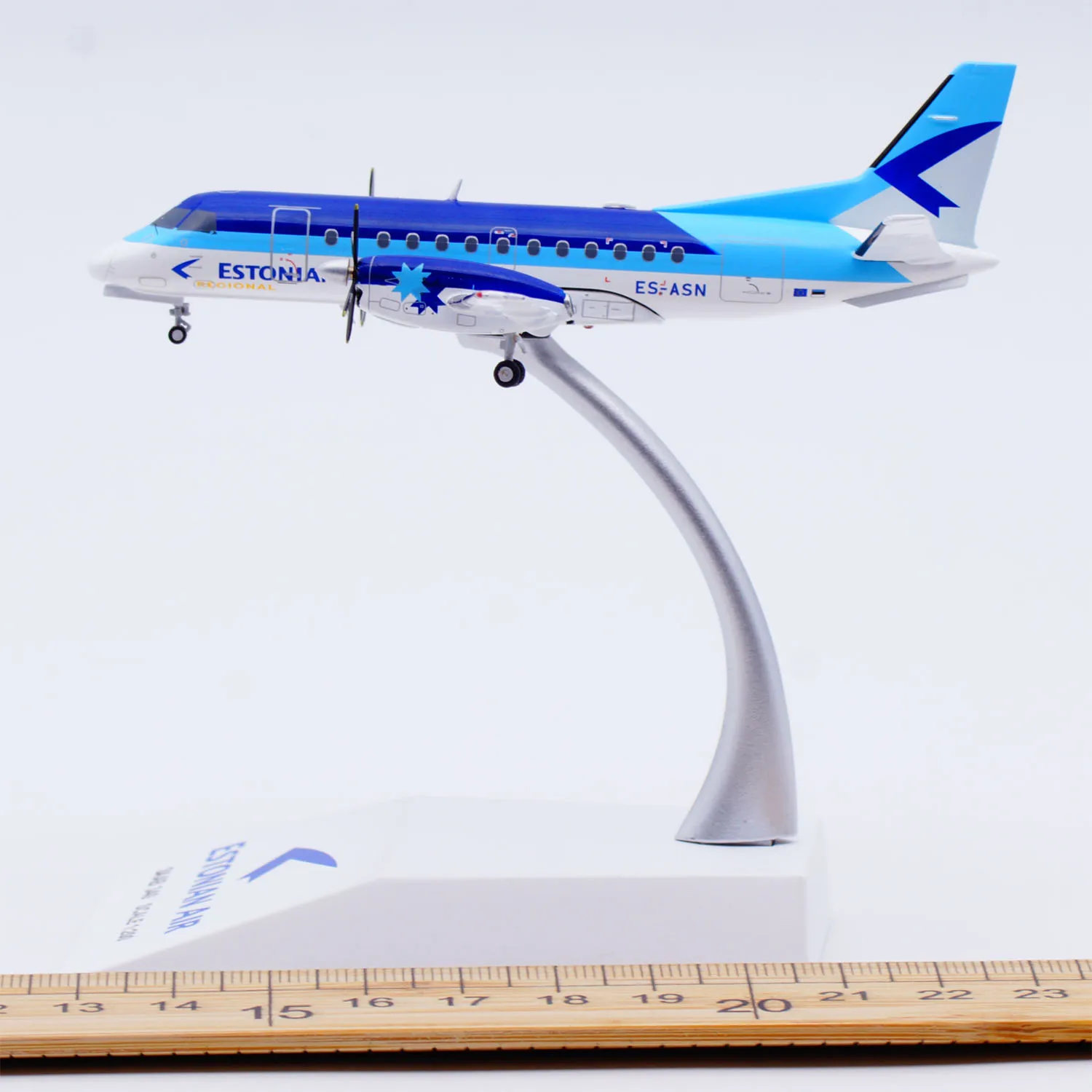 Фото Коллекционная модель самолета из сплава XX20838 JC Wings 1:200 Estonian Air Saab 340, литая под давлением, с подставкой (ES-ASN) №2