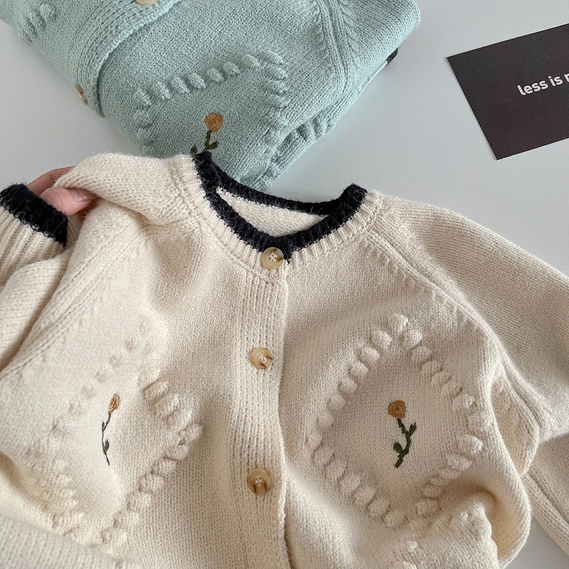 Женский вязаный кардиган с цветочной вышивкой и круглым вырезом