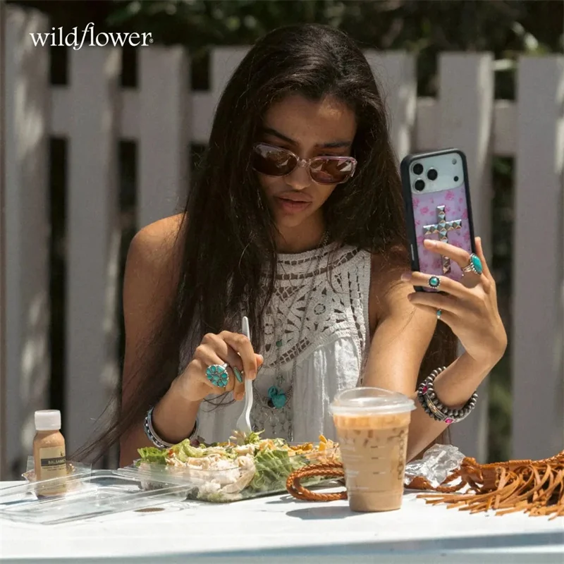 Фото Чехол для телефона Wildflower Camouflage Meow Rivets для iPhone 16 15 14 11 13 12 17 Pro Max Plus с декором в виде кошачьих шипов и котят Myosotis №4