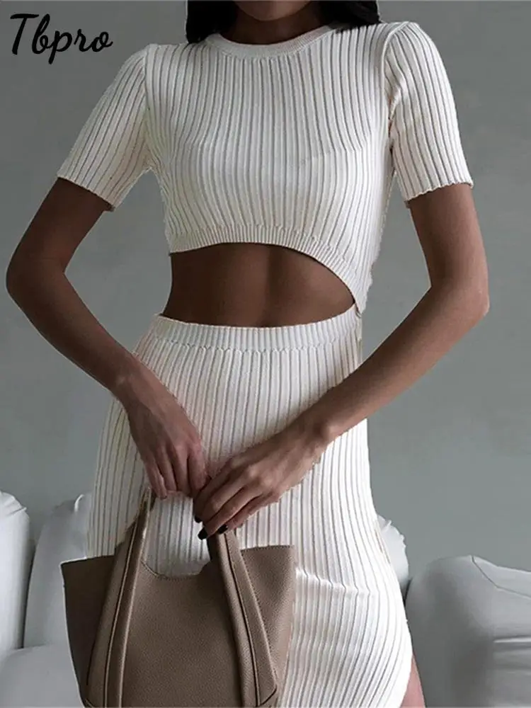 

Женское трикотажное платье-миди с коротким рукавом и вырезами