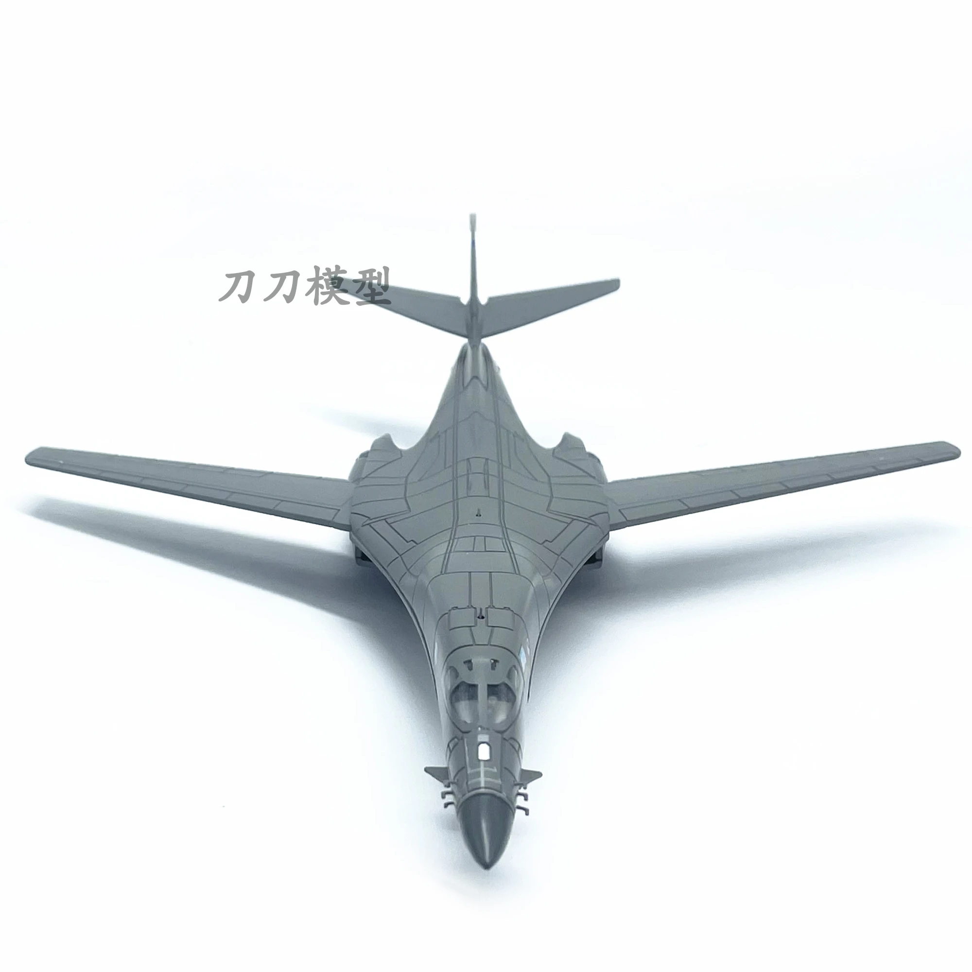 

1: 200 B-1B Bomber Simulation B1 Model aircraft Alloy Metal Variable Wing