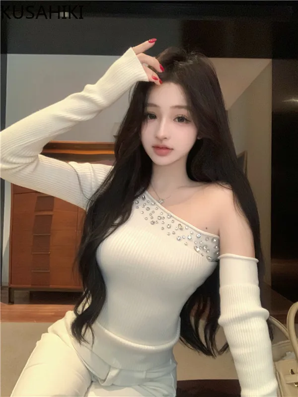 Женская трикотажная футболка с косым воротником открытыми плечами и длинными