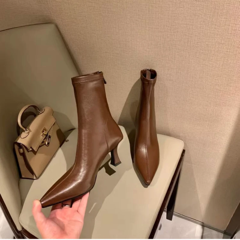 Женские ботильоны из натуральной кожи с острым носком на тонком высоком каблуке
