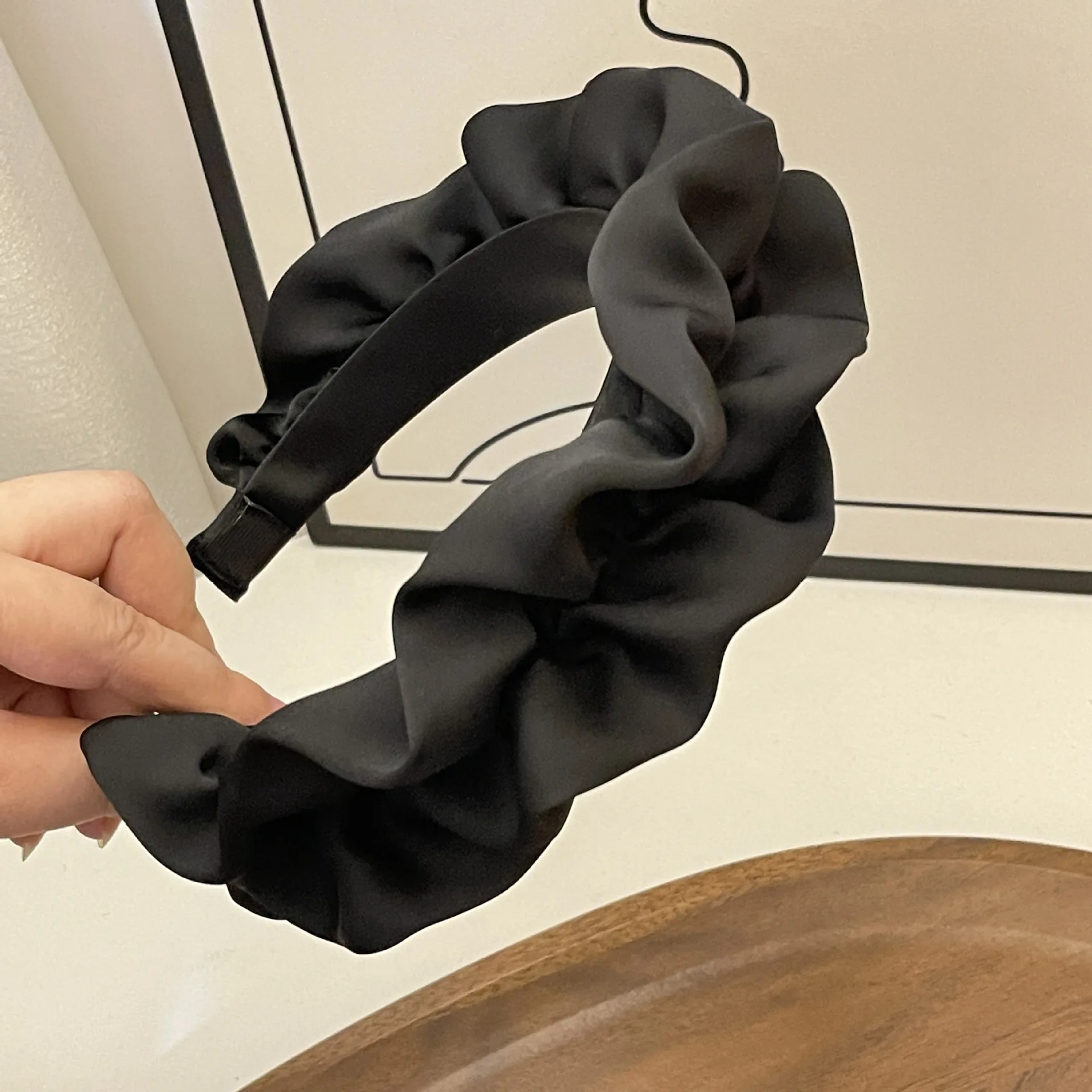 

Temperament Black Pleated Cloth Hair Hoop Female Headdress Going Out Everything Fashion Wide-brimmed Head Hoop Hair Accessories