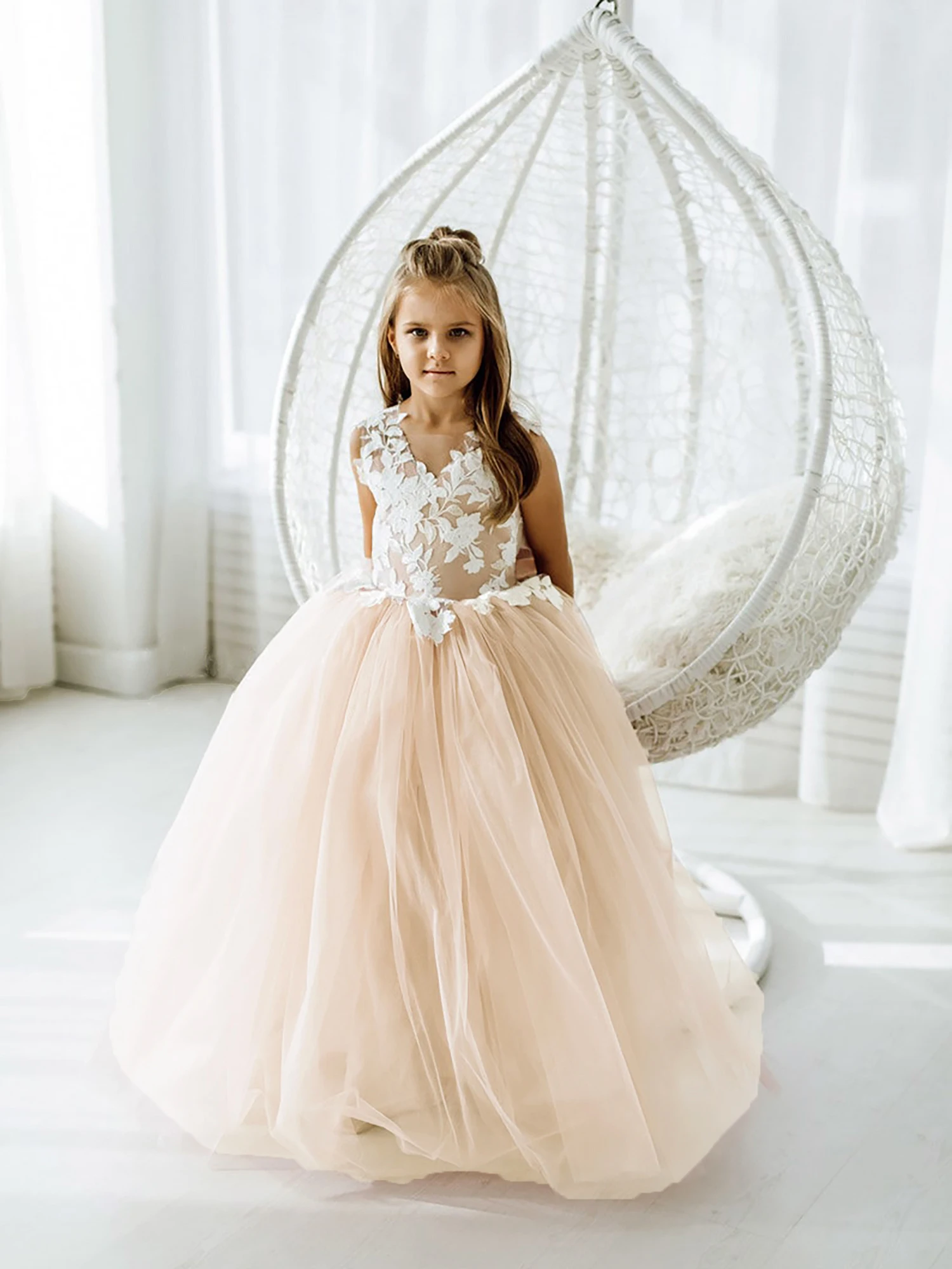 

Champagne Flower Girls Dresses for Child Wedding Parti Bridesmai Maxi Ball Gown Communion Party Clothes Appliques Tiered Dress