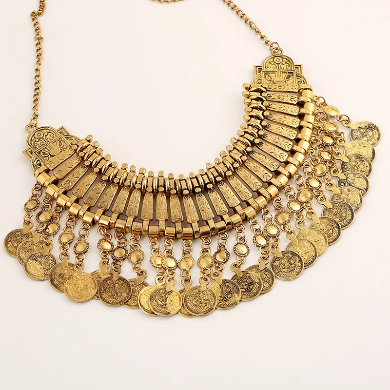 Металлическое украшение с кисточкой и монеткой