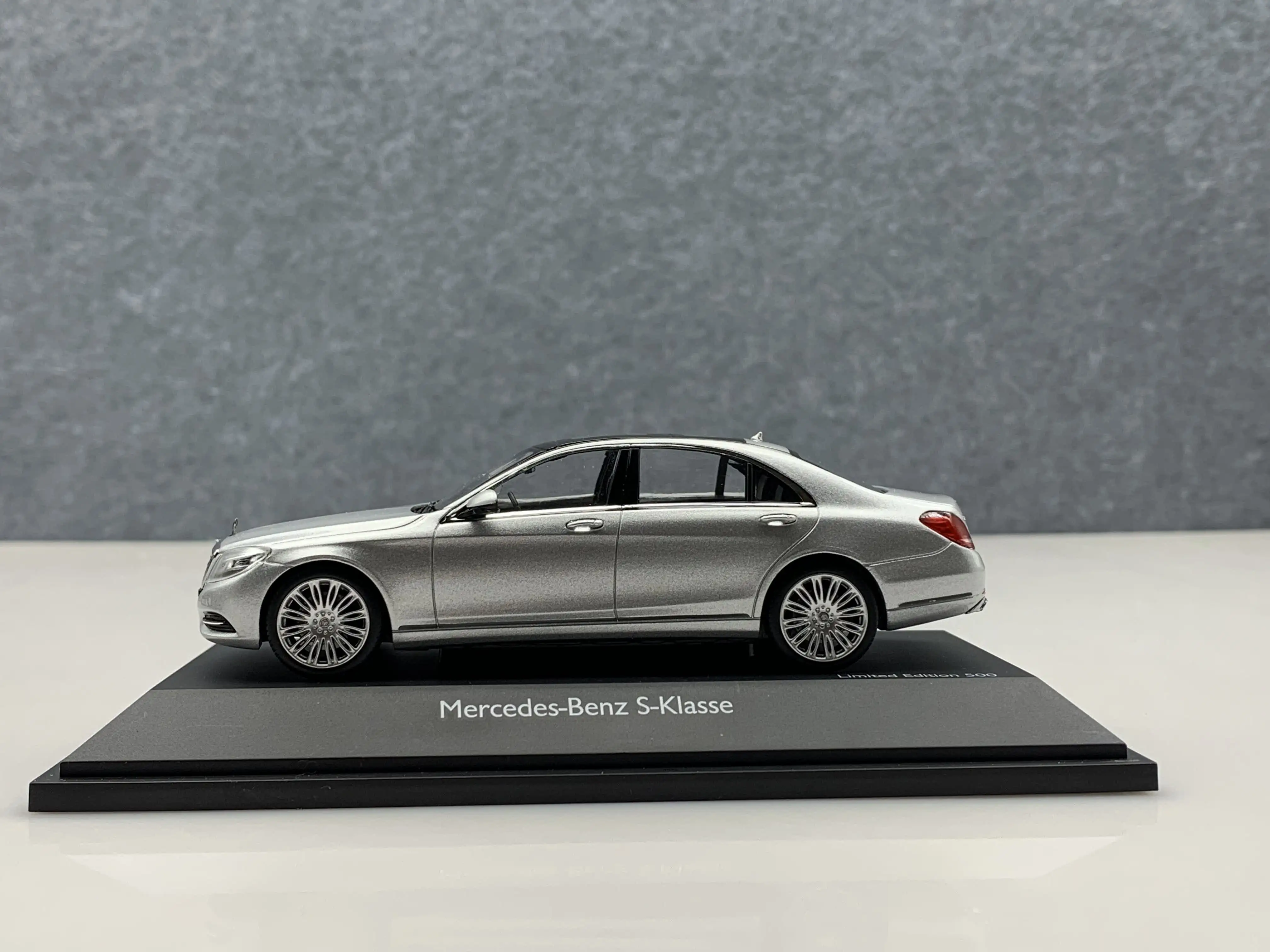 Модель автомобиля SCHUCO S-KLASSE W222 из литого металла, масштаб 1:43, серебристая (art.: 3920d9d45f4e3) - 3920d9d45f4e3