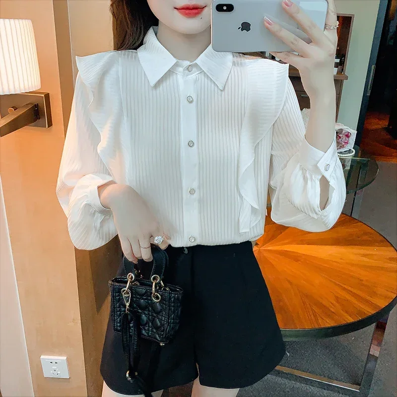 Женская рубашка с отложным воротником в полоску