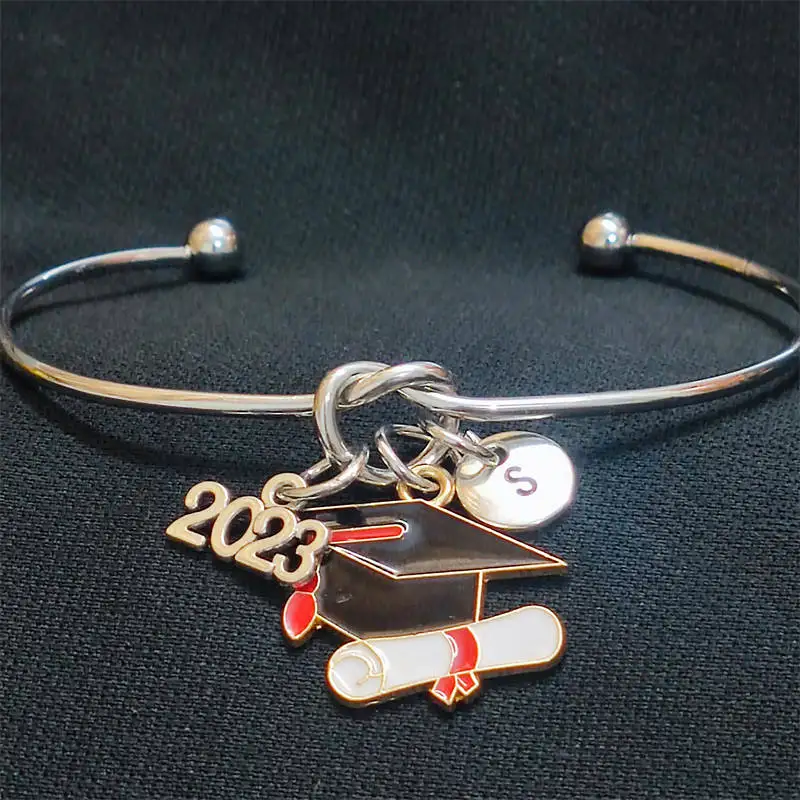 

2023 Graduation Cap Bracelet Magic Graduate Heart Letter Monogram Fashion Jewelry Women Gift Friendship Family Pendant