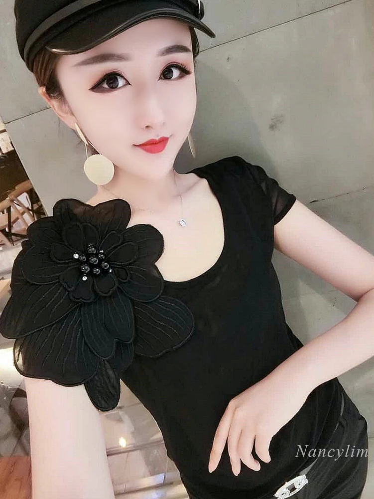 Женская футболка с коротким рукавом черная облегающая большими цветами и