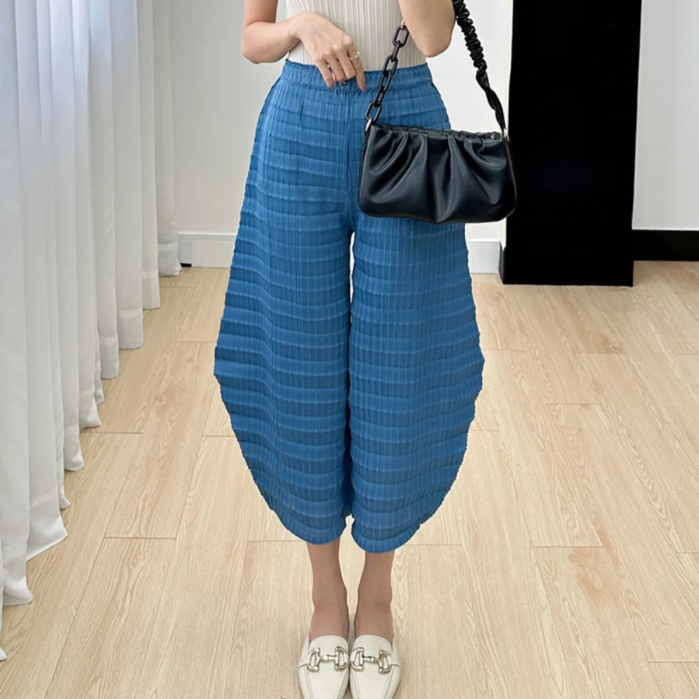 

Свободные женские повседневные брюки Miyake, осень 2023, новые темпераментные Простые Модные Разноцветные разноцветные брюки большого размера в виде моркови