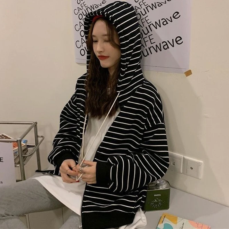 Рисунок 2 - Женские толстовки с капюшоном в