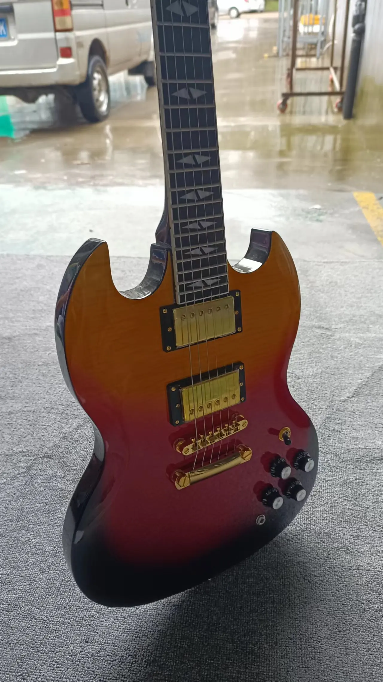 

Электрогитара SG все-в-одном, с желтыми, красными и черными узорами на корпусе, отпечатком пальца из розового дерева, металлическими деталями и реалистичными вставками