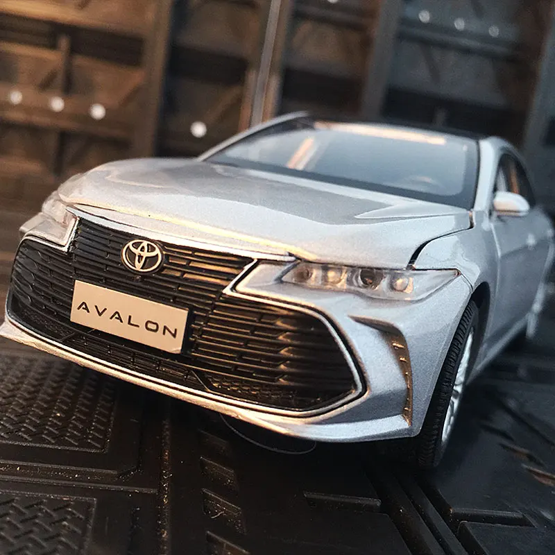 

1:32 Toyota Avalon four-door car simulation car model metal ornaments sound and light children's toy car gift