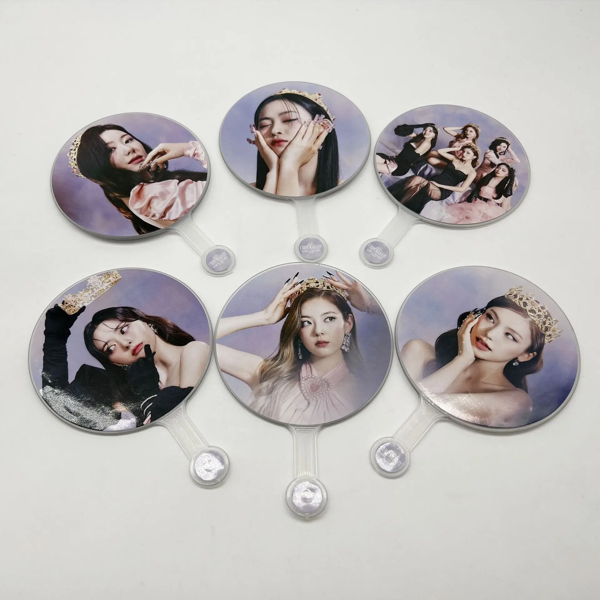 

Kpop ITZY Mini Fans New Album Checkmate Album Fans Toy Gift Collection Hand Fans PVC Fan Gift Fans Collection Wholesale