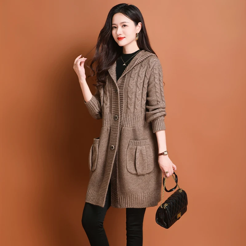 Женский жаккардовый вязаный кардиган темно-серый объемный с капюшоном в стиле