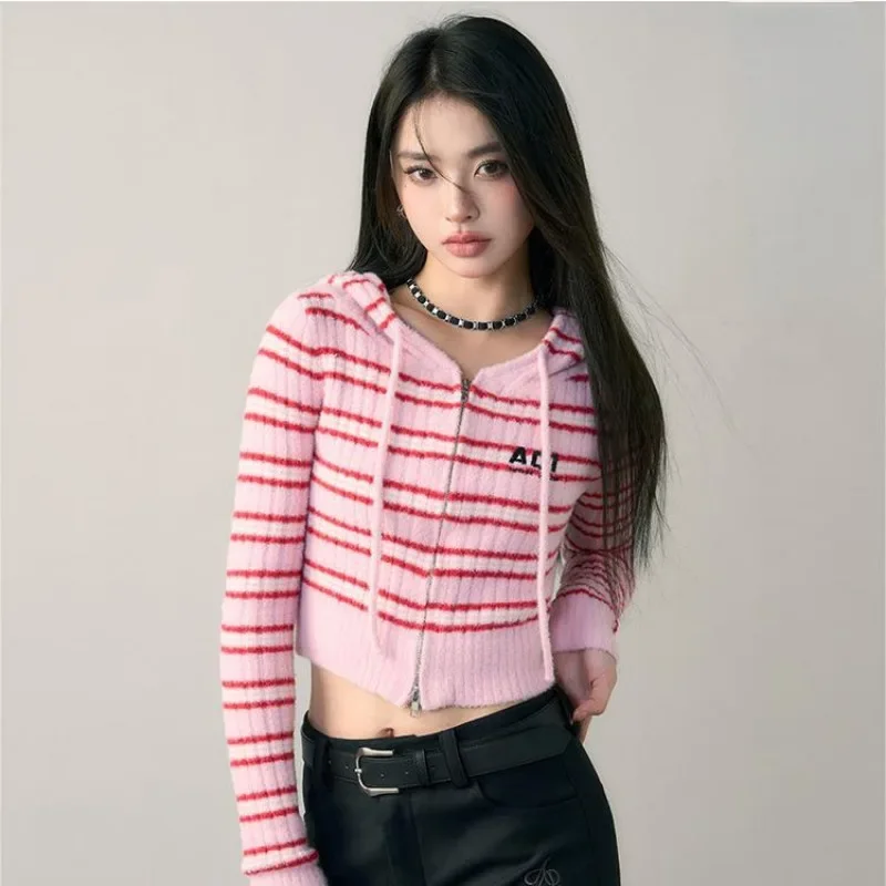 Женский трикотажный свитер с капюшоном в полоску